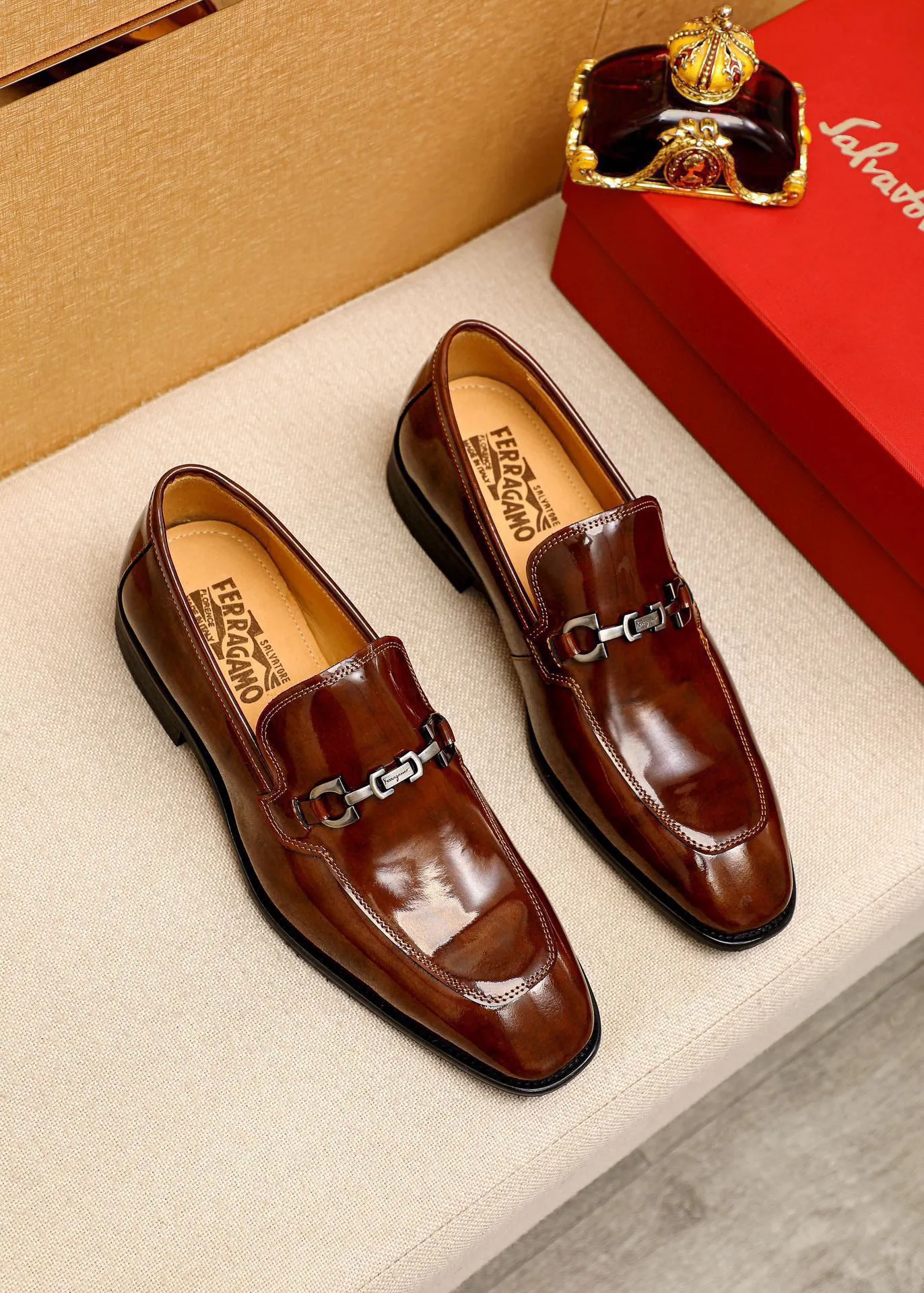Men's shoes 💰460 💐 Product trademark: Ferragamo "Ferragamo" casual leather shoes Regular size: 38-44 (custom-made for 45🉑️) Product materials: Selected imported first-layer open-edge beaded cowhide upper + original hardware buckle, imported water-dyed cowhide leather lining. Strong three-dimensional visual effect, combined outsole Color: 3⃣️colors available